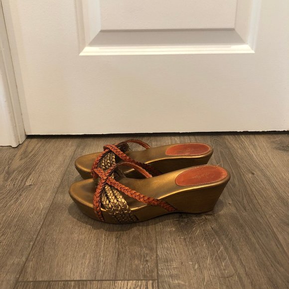 COLE HAAN GOLD AND ORANGE LEATHER WEDGE SLIDE SZ 6 - Picture 4 of 6